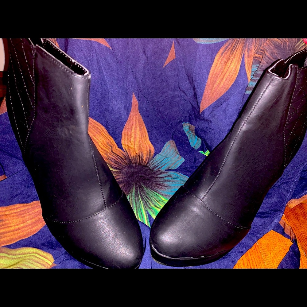 Black high heel shoes. Box comes with it